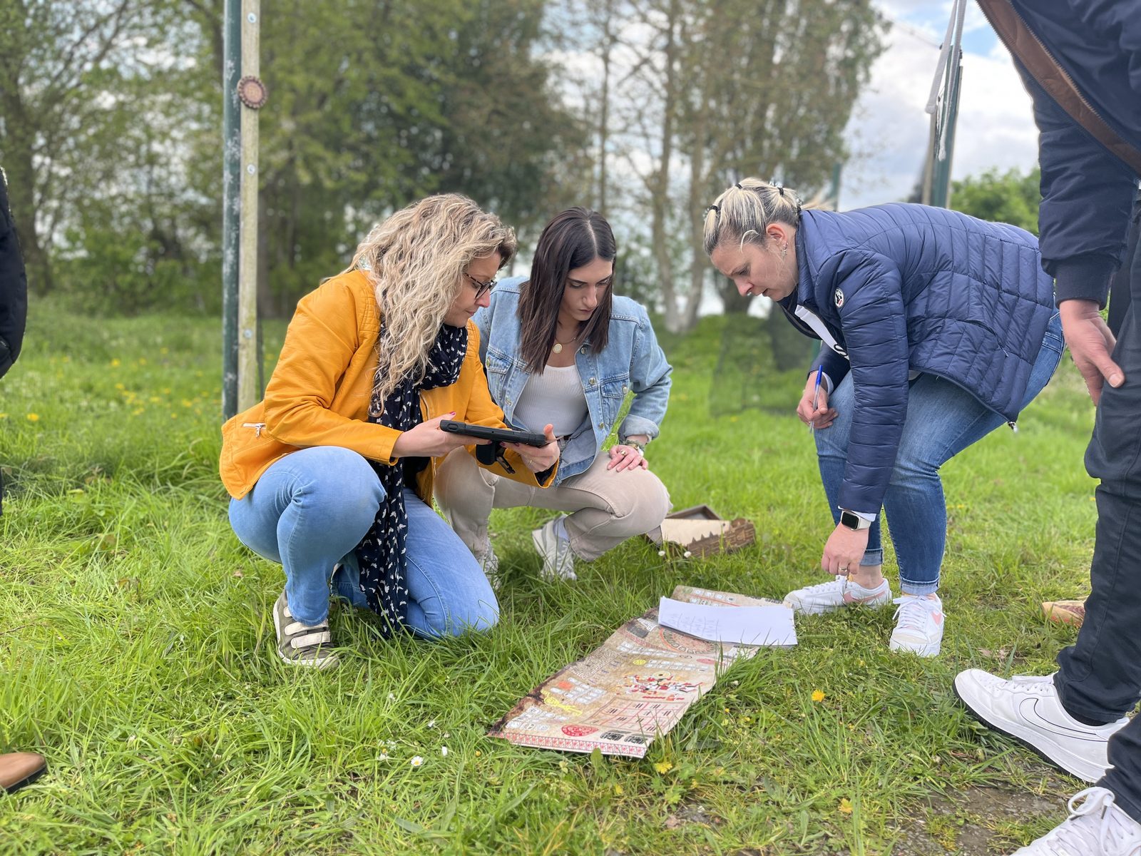Groupe en pleine recherche d'indices pendant une Chasse au Trésor chez Team Square