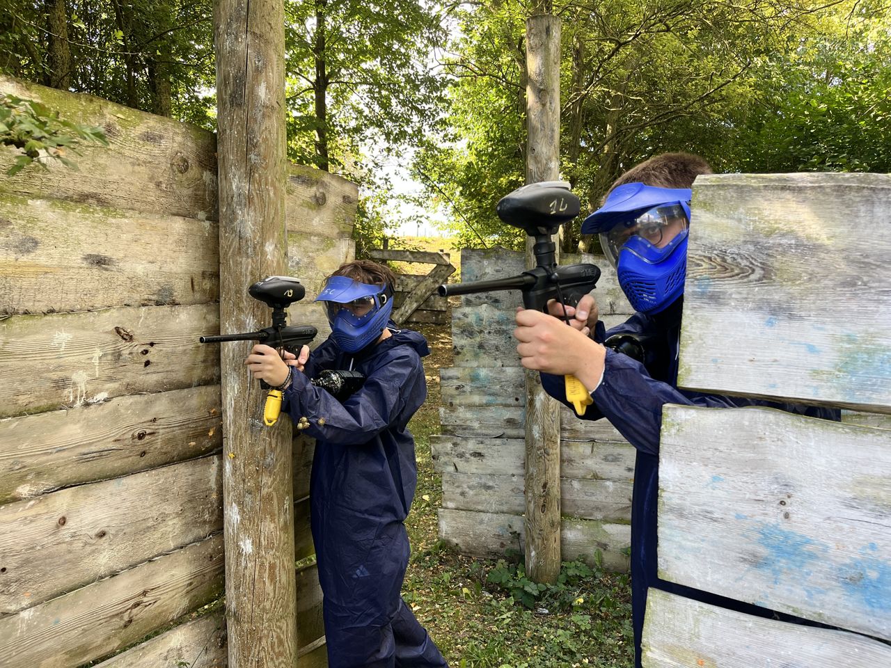 Équipe en pleine résolution d'énigmes lors de la Chasse au Trésor